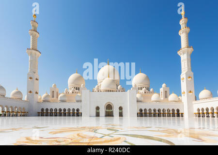 Sheikh Zayed Moschee - Abu Dhabi, Vereinigte Arabische Emirate. Schöne weiße Grand Mosque Courtyard Stockfoto
