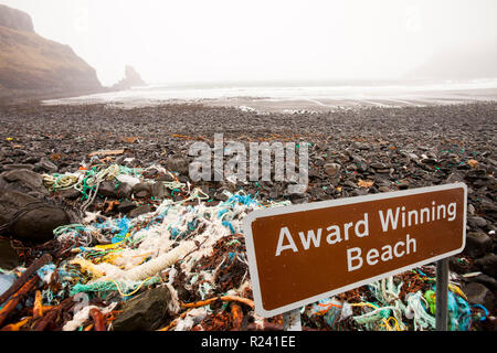 Kunststoff Schutt angeschwemmt in Talisker Bay auf der Insel Skye, Schottland, UK. Stockfoto