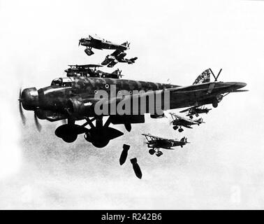 Finnisch-freiwilliger geflogenen Savoia-Marchetti SM.81 Bomber während eines Bombenangriffs im spanischen Bürgerkrieg (1936-39). Stockfoto