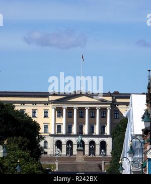 Der königliche Palast (Slottet oder formal Norwegisch: Det königlichen Slott) in Oslo wurde erbaut in der ersten Hälfte des 19. Jahrhunderts Stockfoto