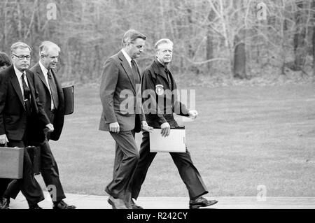Foto von Präsident Jimmy Carter, Vizepräsident Walter Mondale, Außenminister Cyrus Vance und Sekretärin der Verteidigung Harold Brown auf dem Weg zum Treffen über der Iran Geiselkrise. Datierte 1979 Stockfoto