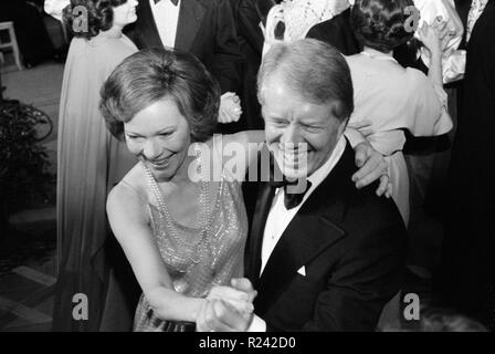 Foto von Präsident Jimmy Carter und First Lady Rosalynn Carter auf dem White House Congressional Ball tanzen. Fotografiert von Marion S. Trikosko. Datierte 1977 Stockfoto