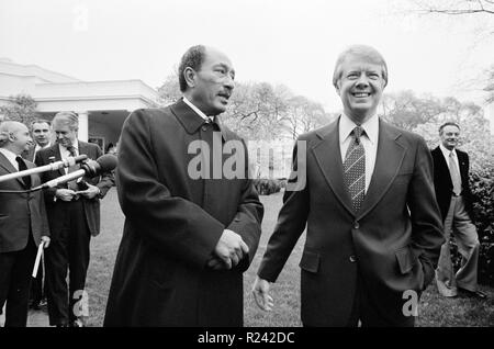 Foto des ägyptischen Präsidenten Anwar Sadat mit Präsident der Vereinigten Staaten Jimmy Carter im Weißen Haus. Datierte 1977 Stockfoto