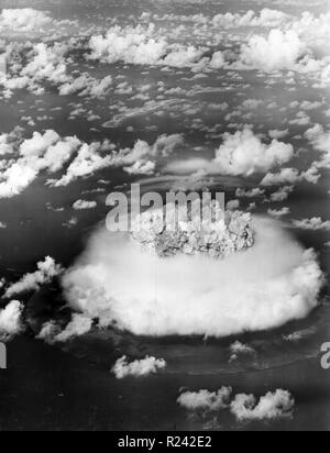 Foto von einem Atompilz während Operation Crossroads Kernwaffen Tests auf Bikini Atoll. Datiert 1946 Stockfoto