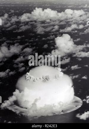 Foto von einem Atompilz während Operation Crossroads Kernwaffen Tests auf Bikini Atoll. Datiert 1946 Stockfoto