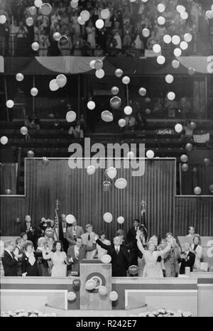 Foto von Präsident Gerald Ford, First Lady Betty Ford, Senator Bob Dole und Elizabeth Dole feiern gewann die Nominierung inmitten schwebende Ballons auf der Republican National Convention. Fotografiert von John T. Bledsoe. Datierte 1976 Stockfoto