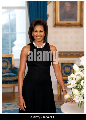 Offizielles Porträt von First Lady Michelle Obama (1964-). Ein US-amerikanischer Jurist und Schriftsteller. Fotografiert von Joyce N. Boghosian. Vom 2009 Stockfoto