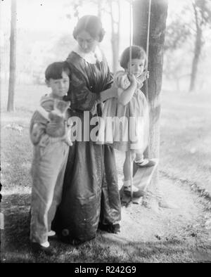 Foto von Frau Turner und ihren Kindern. Fotografiert von Gertrude Kasebier (1852-1934). 1910 Stockfoto