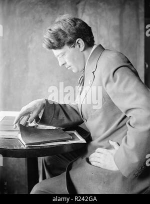 Foto von Clarence White Sr in einem Anzug. Fotografiert von Gertrude Kasebier (1852-1934). Vom 1897-1910 Stockfoto