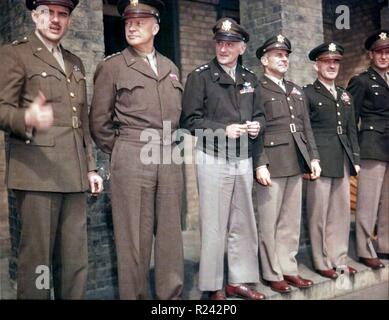 Amerikanische Zweiter Weltkrieg Generäle Jesse Auton, Eisenhower, Spaatz, Doolittle, Kepner und Oberst Blakeslee, 1944. Debden, England Stockfoto