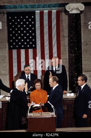 Gerald Ford, (1913 - 26. Dezember 2006), 38. Präsident der Vereinigten Staaten, von 1974 bis 1977, betrachtet die Vereidigung als Vizepräsident im Jahr 1973, während Richard Nixon auf Blicken Stockfoto