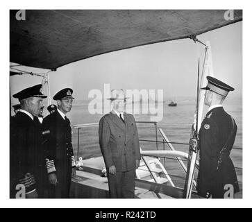 König George VI des Vereinigten Königreichs und US-Präsident Harry Truman treffen auf HMS Renown 1945 Stockfoto