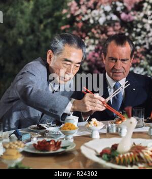 Präsident Richard Nixon mit chinesischen Premier Zhou En Lai bei den US-Präsidenten 1972 Besuch nach China. Stockfoto