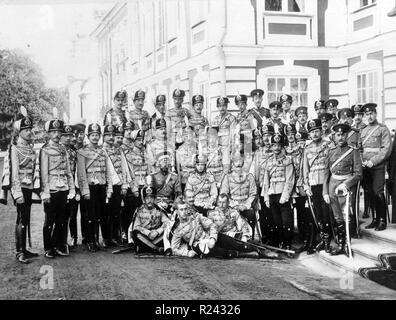 Der russischen Großfürstin Olga (Mitte) als ehrenamtlicher Oberbefehlshaber des Yelizavetograd Regiments der Husaren in Zarskoje Cello ca. 1914 Stockfoto