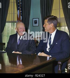 Foto von Ex-US-Präsident Dwight D. Eisenhower und US-Präsident John F. Kennedy. Datiert 1961 Stockfoto