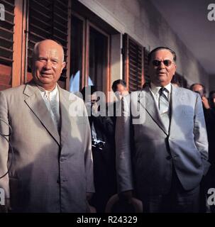 Präsident Tito von Jugoslawien (rechts) mit russischen Staatschef Nikita Khrushchev (links). 1959 Stockfoto