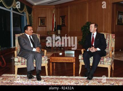 US Verteidigung Sekretär William Cohen (rechts) trifft mit der ägyptische Präsident Hosni Mubarak in Ägypten 1998 Stockfoto