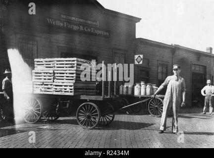 Expressmen vor einem Wells Fargo & Co Express Depot mit Karren voller Kisten und Milchkannen. Springfield, Missouri durch Lewis W. Hine. 1916 Stockfoto