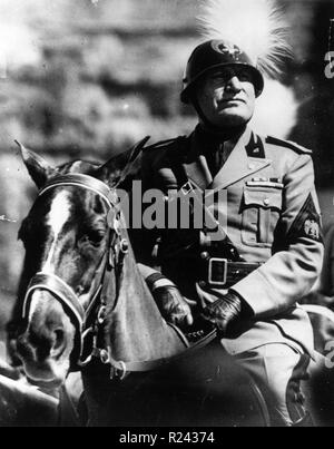 Benito Mussolini (1883-1945) italienischer Politiker, Journalist und Leiter der nationalen faschistischen Partei zu Pferd in Uniform 1936. Stockfoto