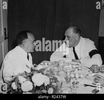 Präsident Getulio Vargas in Brasilien berät sich mit Präsident Roosevelt bei einer Konferenz an Bord eines US-1942 Stockfoto