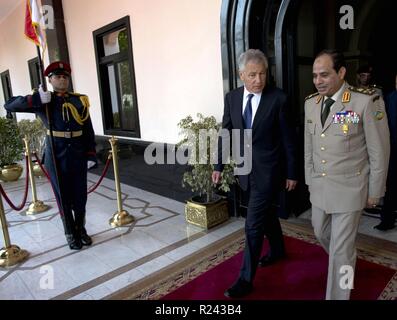 Chuck Hagel der US-Verteidigungsminister, Spaziergänge mit ägyptischen Defence Minister Abdel Fatah Saeed Al Sisy in Kairo 2013 Stockfoto