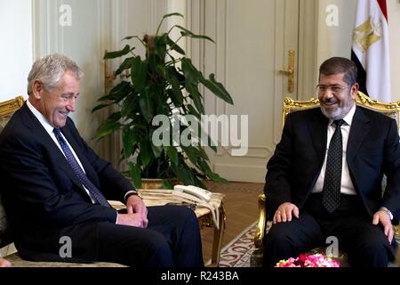 Chuck Hagel US-Verteidigungsminister, trifft sich mit ägyptischen Präsidenten Mohamed Morsi in Kairo, 24. April 2013 Stockfoto