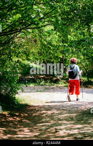 Frau tun Nordic Walking in Strunjan Nationalpark in Slowenien Stockfoto