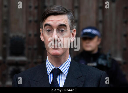 Brexiteer, Jacob Rees-Mogg, erläutert seine Ansichten über die Brexit Deal, Theresa May erarbeitet. Stockfoto