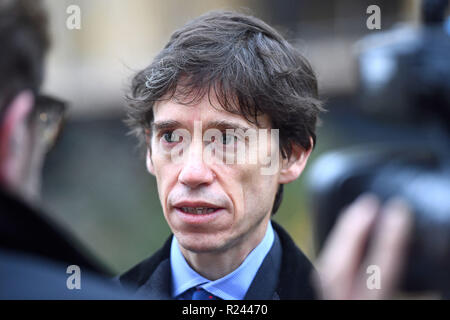 Gefängnisse minister Rory Stewart spricht zu den Medien auf College Green in Westminster, London. Stockfoto