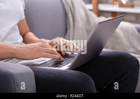 Close-up ist ein Mann mit Laptop Stockfoto