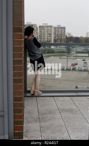 Eine einsame Frau am Telefon zu sprechen Stockfoto