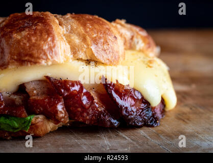 Seitenansicht croissant Sandwich mit geschmolzenem Käse und Schweinefleisch Stockfoto