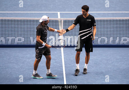 Lukasz Kubot und Marcelo Melo feiern nach dem Doppelspiel am sechsten Tag des Nitto ATP Finals in der O2 Arena in London. DRÜCKEN SIE VERBANDSFOTO. Bilddatum: Freitag, 16. November 2018. Siehe PA Geschichte Tennis London. Das Foto sollte lauten: John Walton/PA Wire. EINSCHRÄNKUNGEN: Nur für redaktionelle Zwecke, keine kommerzielle Nutzung ohne vorherige Genehmigung. Stockfoto