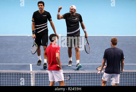 Lukasz Kubot und Marcelo Melo (oben) feiern nach dem Doppel am Tag sechs der Nitto ATP-Finale in der O2 Arena in London. Stockfoto