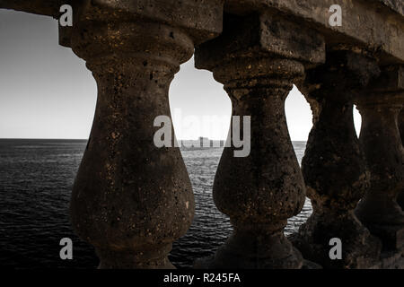 Die Insel Filfla außerhalb der Küste von Malta als durch die steinbögen gesehen. Stockfoto