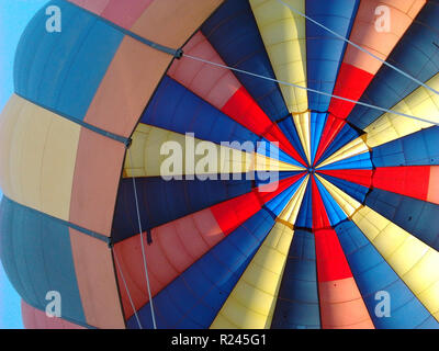 Bunte Desktop Hintergrund - gestreifte Heißluftballon von Innen Stockfoto