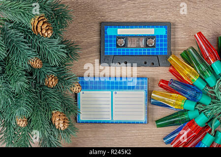 Retro blau audio Kassette und Weihnachtsschmuck auf bown Holz- Hintergrund Stockfoto