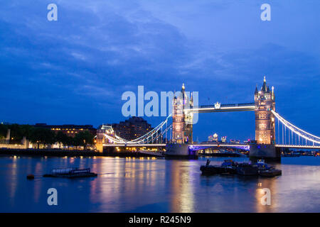 London/England - 3. Juni 2014: London Bridge bei Nacht, Tower Bridge Englisch Sehenswürdigkeiten Stockfoto