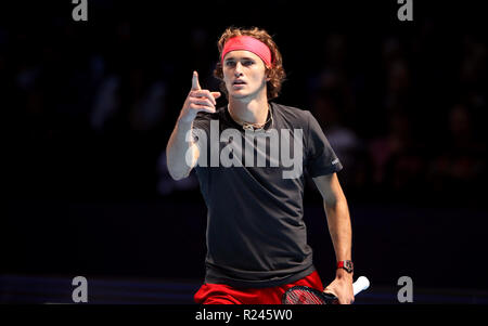 Alexander Zverev feiert den ersten Satz beim Männer-Einzelspiel am sechsten Tag des Nitto ATP Finals in der O2 Arena in London. DRÜCKEN SIE VERBANDSFOTO. Bilddatum: Freitag, 16. November 2018. Siehe PA Geschichte Tennis London. Das Foto sollte lauten: John Walton/PA Wire. EINSCHRÄNKUNGEN: Nur für redaktionelle Zwecke, keine kommerzielle Nutzung ohne vorherige Genehmigung. Stockfoto