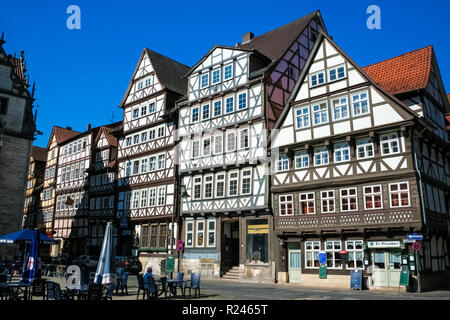 Hann. Münden, Niedersachsen/Deutschland - Mai 2008: Schöne Aussicht auf traditionelle mittelalterliche Fachwerkhäuser am Marktplatz. Die strukturellen Rahmen der... Stockfoto