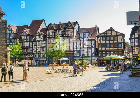 Hann. Münden, Niedersachsen/Deutschland - Mai 2008: Der historische Marktplatz, umgeben von schönen mittelalterlichen Fachwerkhäusern und Geschäften an einem sonnigen... Stockfoto