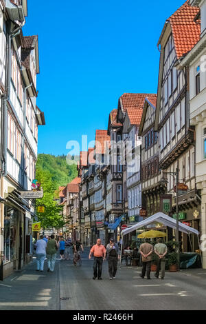 Hann. Münden, Niedersachsen/Deutschland - Mai 2008: Menschen auf der Straße zwischen den schönen mittelalterlichen Fachwerkhäusern, Geschäften und Restaurants im historischen... Stockfoto