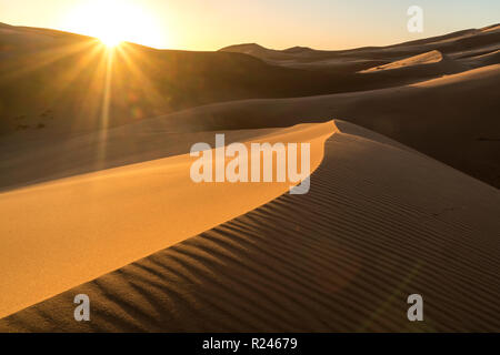 Sonnenaufgang in der Wüste Sahara bei Merzouga, Marokko | Sonnenaufgang in der Wüste Sahara in der Nähe von Merzouga, Königreich Marokko, Afrika Stockfoto