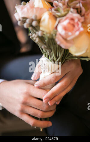 Bräutigam Holding in die Hände zarte, teuer, trendy Braut Hochzeit Blumenstrauß. Stockfoto