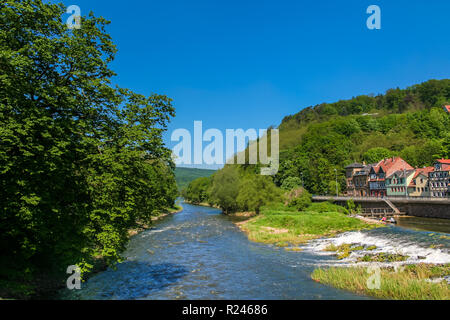 Schöne Landschaft mit Blick auf den Fluss Werra fließt durch Hann. Münden, eine Stadt in Niedersachsen, Deutschland an einem schönen sonnigen Tag mit einem blauen Himmel. Stockfoto