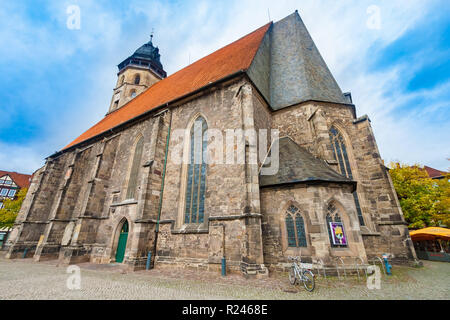 Super Low Angle View der denkmalgeschützten Evangelisch-lutherische St. Blasius Kirche stehen in der historischen Altstadt von Hann. Münden, Niedriger ... Stockfoto