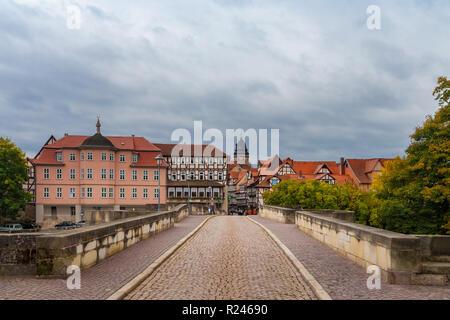 Blick auf die Altstadt von Hann. Münden mit seinen Fachwerkhäusern aus dem Alten Werra Brücke mit Kopfsteinpflaster gepflastert. Das Gebäude auf der linken Seite ist der... Stockfoto