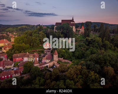 Luftaufnahme von einer mittelalterlichen Stadtmauer umgebenen Sighisoara in Siebenbürgen Rumänien Stockfoto