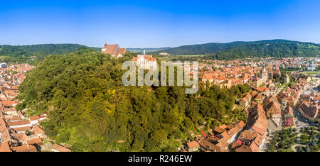 Luftaufnahme von einer mittelalterlichen Stadtmauer umgebenen Sighisoara in Siebenbürgen Rumänien Stockfoto