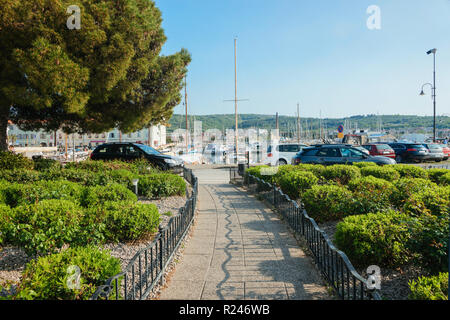 Bahndamm an der Marina in Izola in der Adria in Slowenien Stockfoto